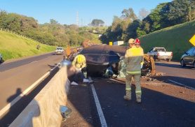 Corolla fica destruído em capotamento na rodovia PRc-467
