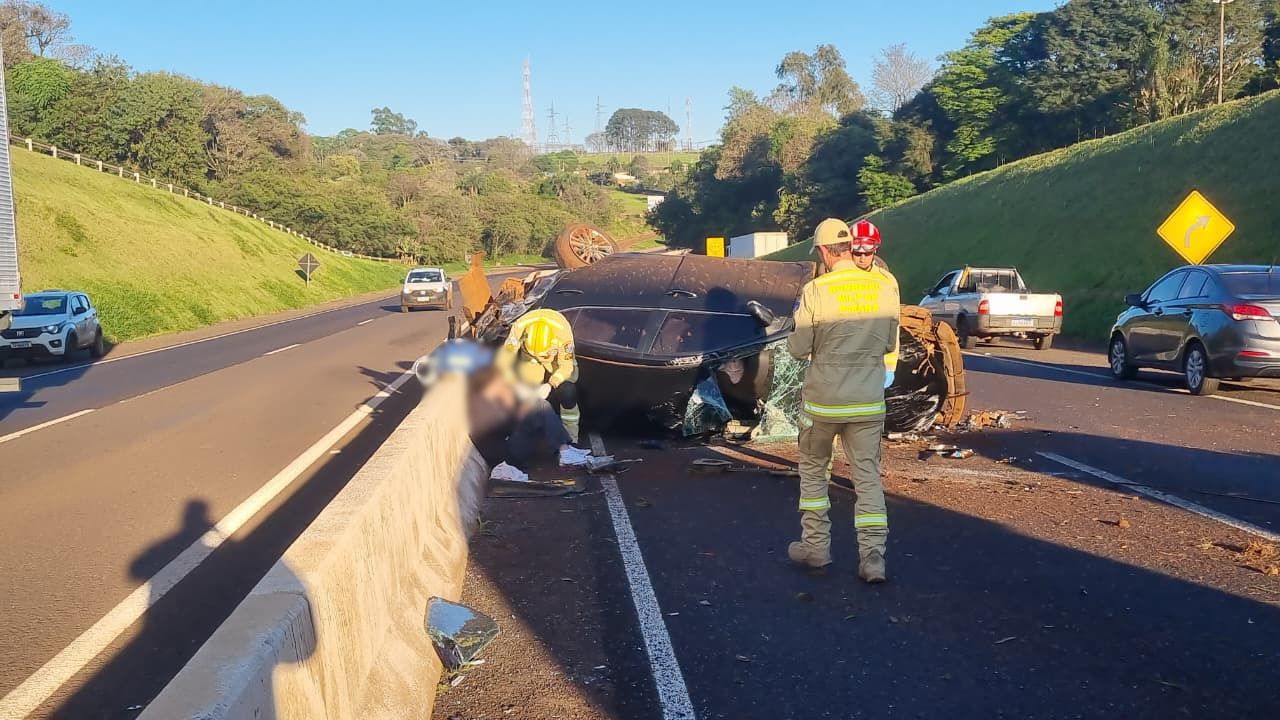 Corolla fica destruído em capotamento na rodovia PRc-467