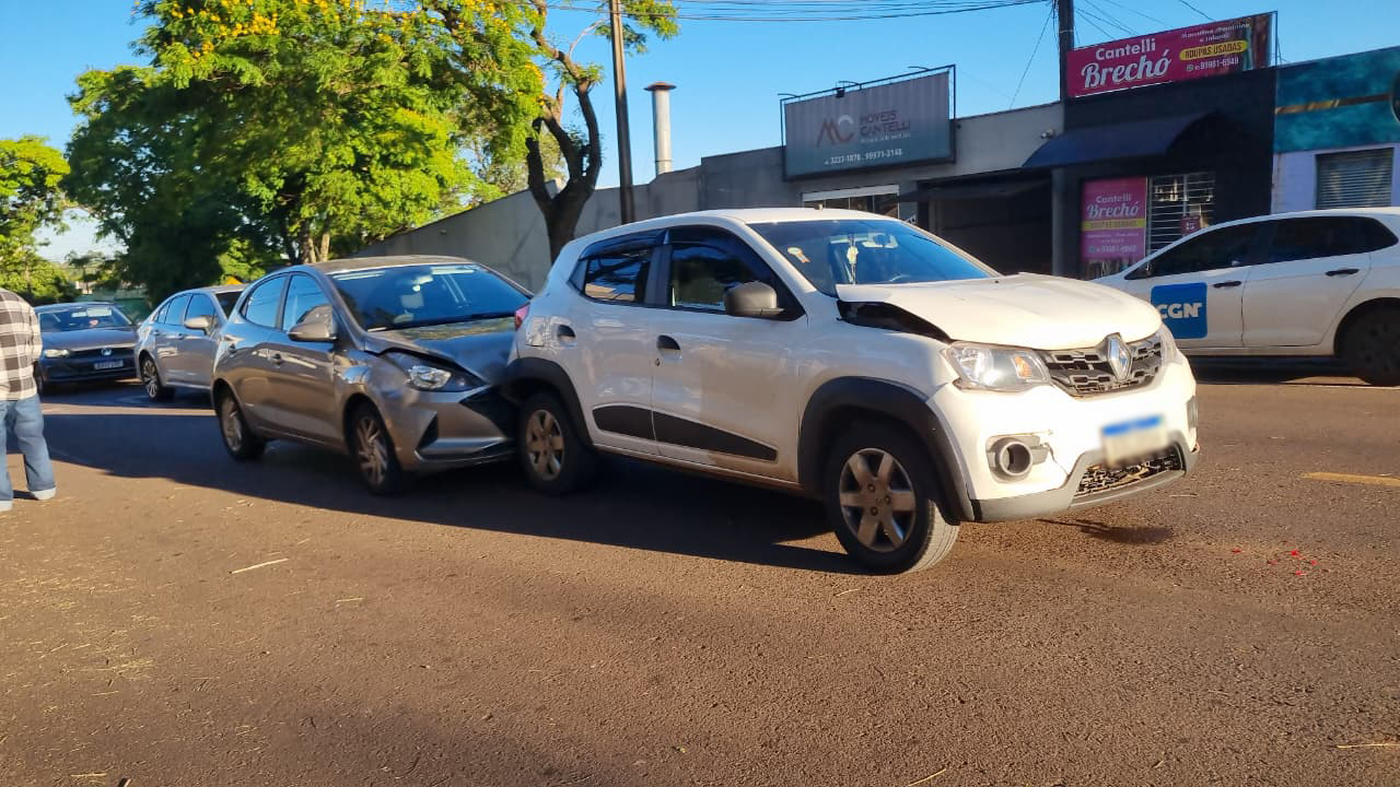 Engavetamento envolve três veículos na Rua Manaus, em Cascavel