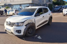 Uno e Kwid se envolvem em colisão no Centro de Cascavel