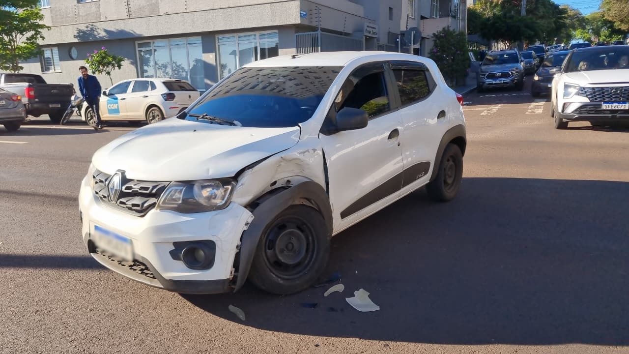 Uno e Kwid se envolvem em colisão no Centro de Cascavel