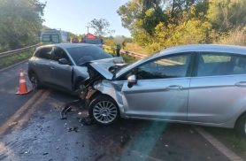 Dois motoristas ficam feridos após carros baterem de frente no Anel Viário de Toledo