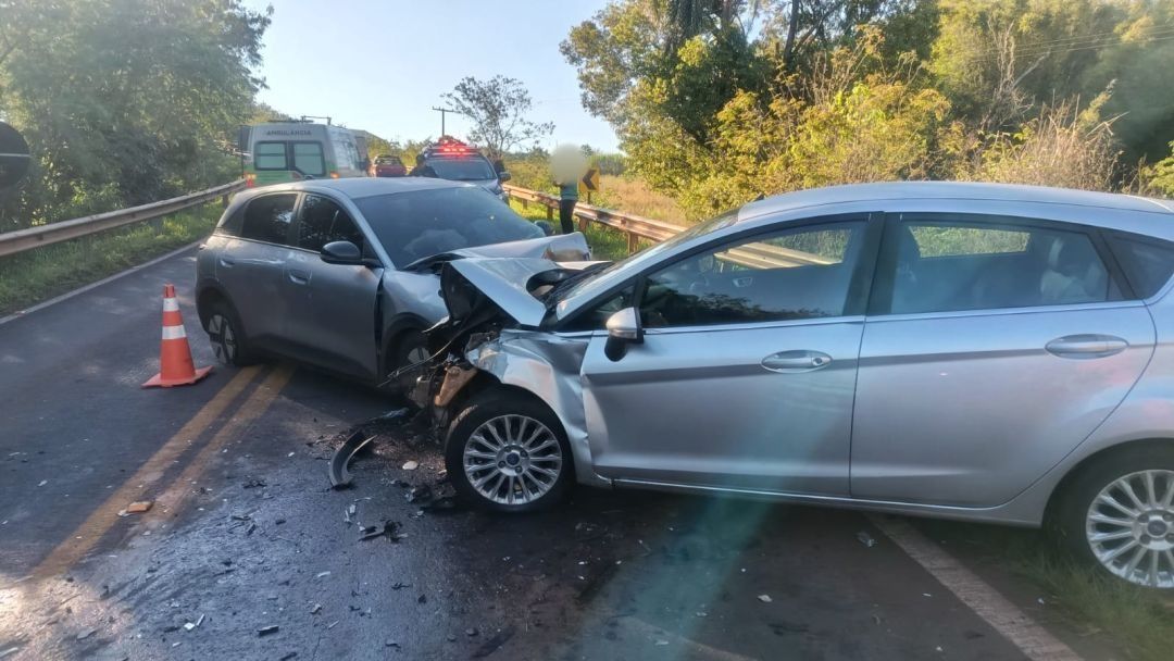 Imagem referente a Dois motoristas ficam feridos após carros baterem de frente no Anel Viário de Toledo