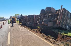 Carreta tomba na BR-369 em Cascavel após acidente com carro