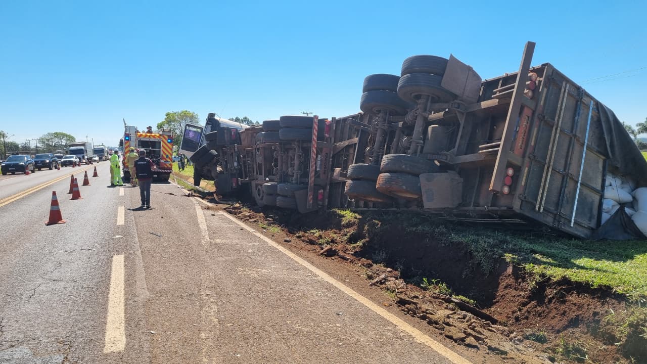 Carreta tomba na BR-369 em Cascavel após acidente com carro