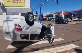Capotamento na Avenida Carlos Gomes em Cascavel envolve Spin e Toro