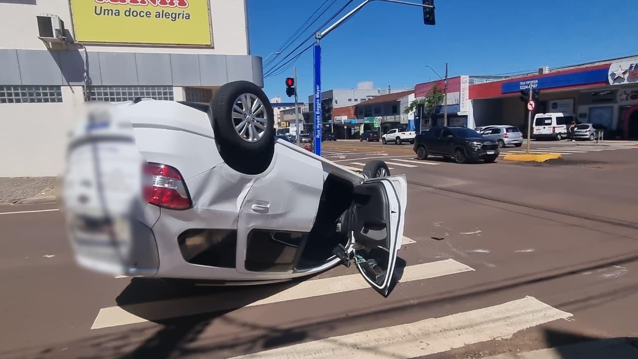 Capotamento na Avenida Carlos Gomes em Cascavel envolve Spin e Toro
