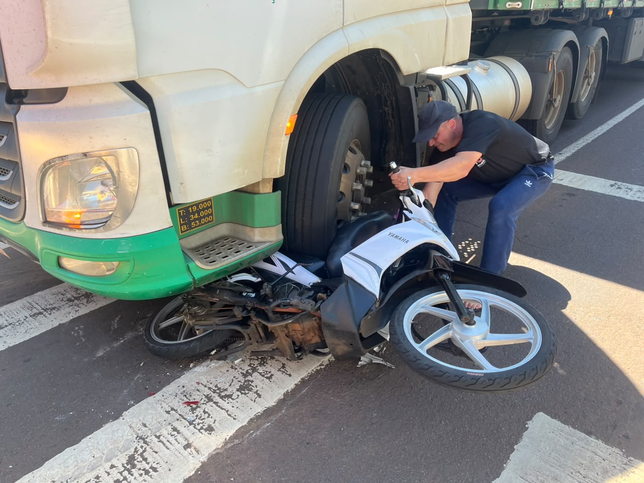 Acidente em Cascavel deixa motociclista ferido na Avenida Tancredo Neves