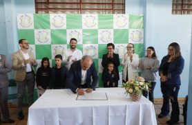 Prefeito de Cascavel assina ordem de serviço para reforma e ampliação da Escola Maria Fanny