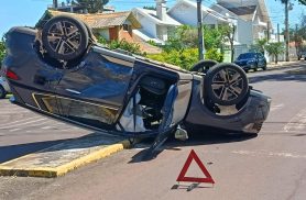 Após batida em cruzamento, Territory capota sobre canteiro central em Toledo