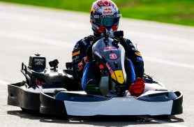 Max Verstappen ultrapassa 100 pilotos e vence desafio de kart em Silverstone