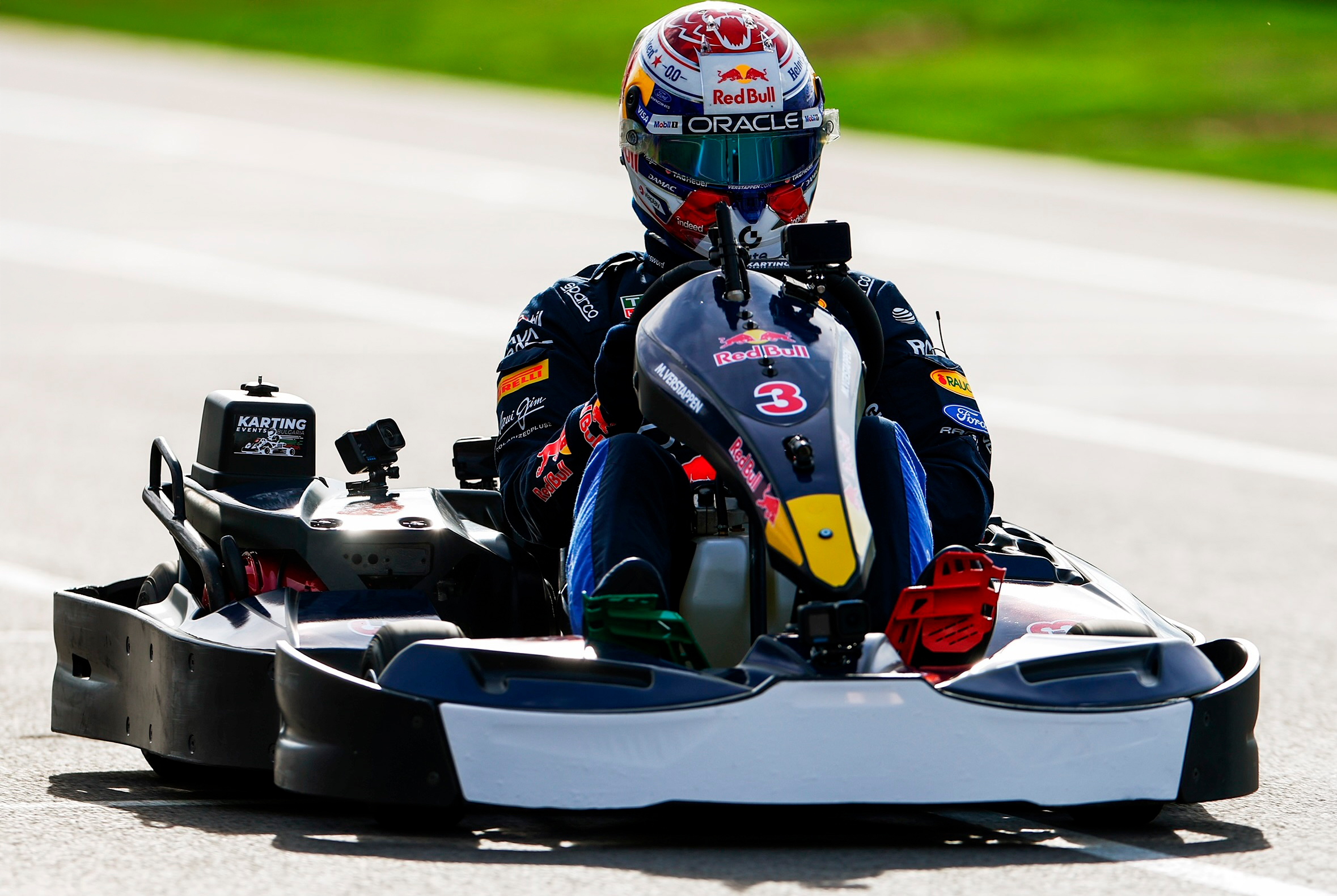 Max Verstappen ultrapassa 100 pilotos e vence desafio de kart em Silverstone Imagem referente a Max Verstappen ultrapassa 100 pilotos e vence desafio de kart em Silverstone