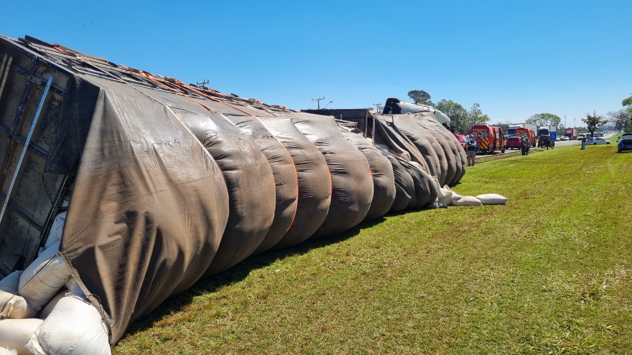 Imagem referente a Interdição na BR-369 fecha totalmente a pista para remoção de caminhão