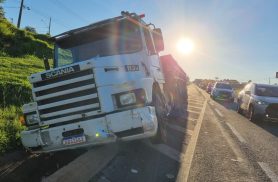 Caminhoneiro sai da pista para evitar colisão na BR-277 em Cascavel