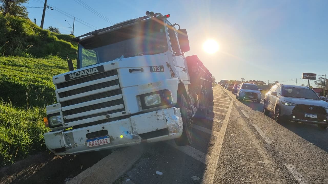 Caminhoneiro sai da pista para evitar colisão na BR-277 em Cascavel