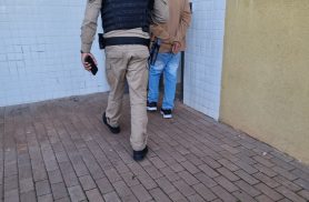Caso Ademilton: condenado a 22 anos por homicídio chega algemado à 15ª SDP de Cascavel