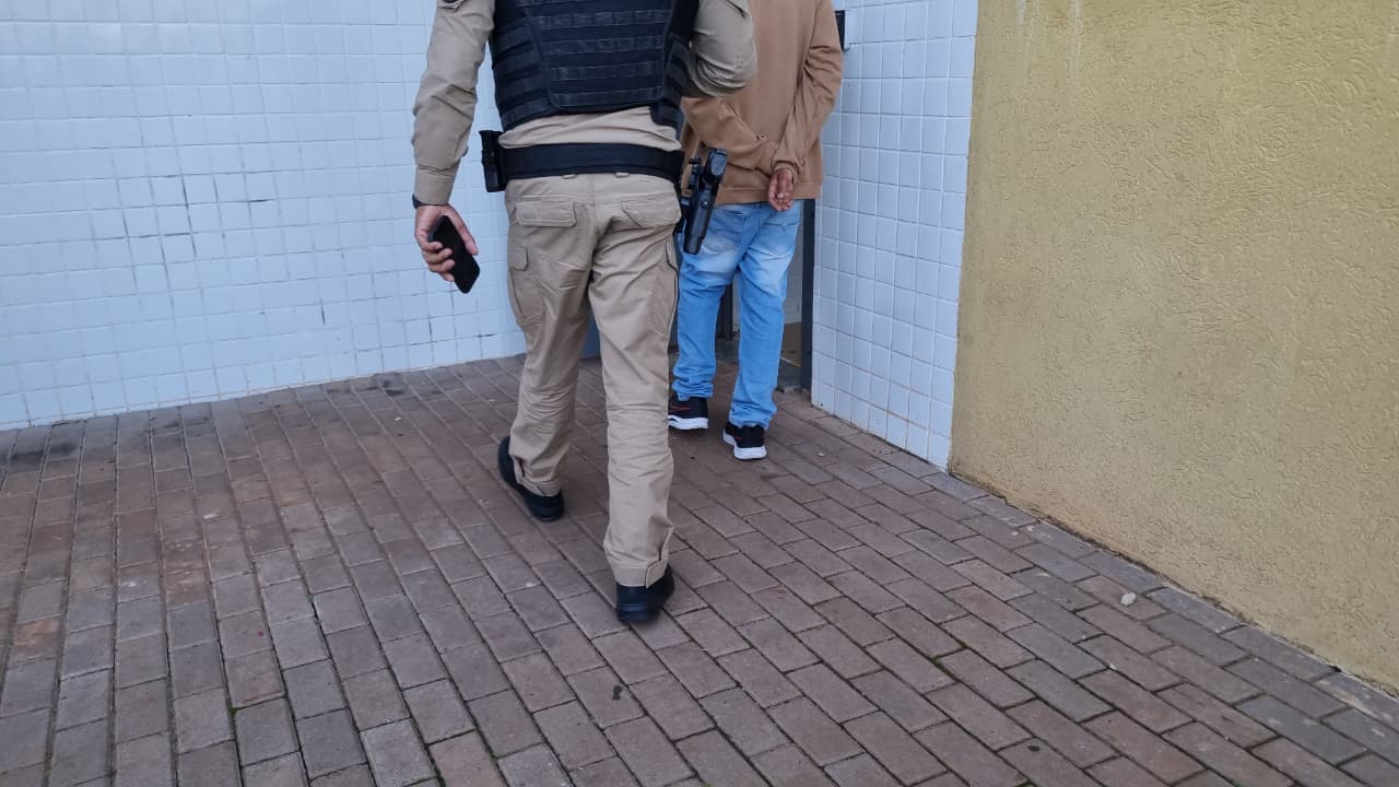 Caso Ademilton: condenado a 22 anos por homicídio chega algemado à 15ª SDP de Cascavel