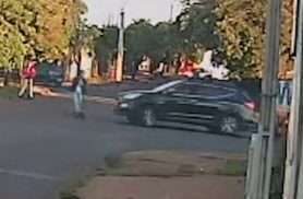 Câmera flagra batida entre patinete elétrico e Santa Fé no Bairro Siena, em Cascavel