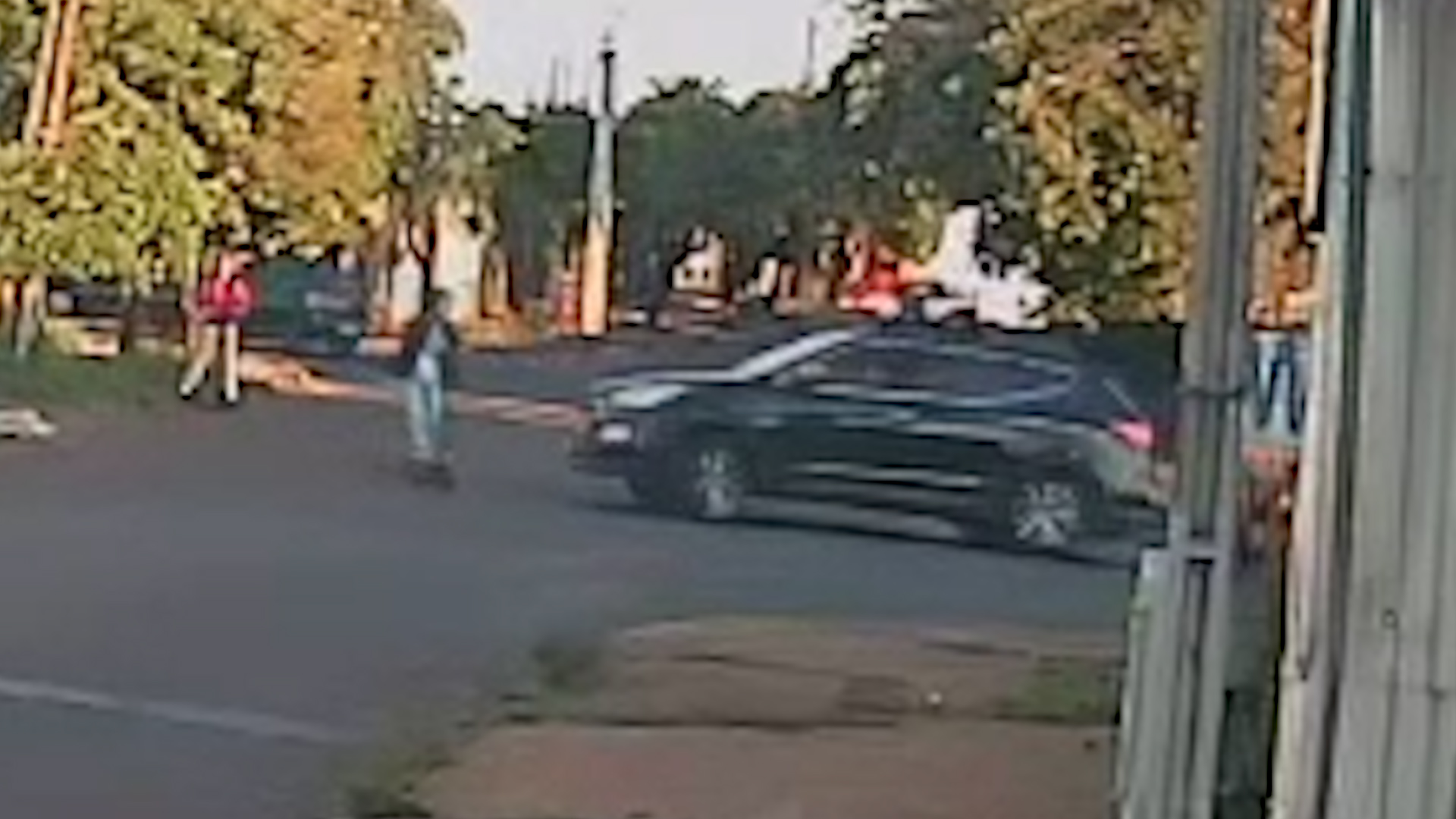 Câmera flagra batida entre patinete elétrico e Santa Fé no Bairro Siena, em Cascavel