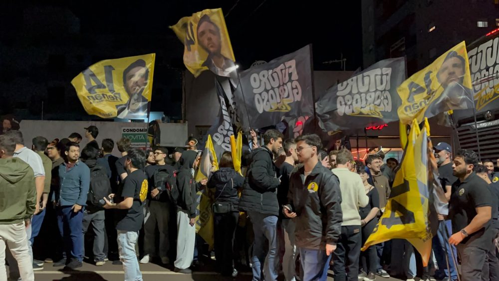 Candidato à Presidência Renan Santos realiza ato político no centro de Cascavel Imagem referente a Candidato à Presidência Renan Santos realiza ato político no centro de Cascavel