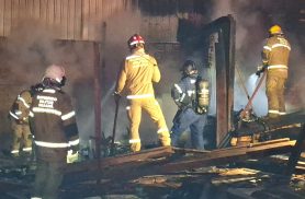Fogo destrói estrutura e mobiliza Bombeiros durante a madrugada em Cascavel