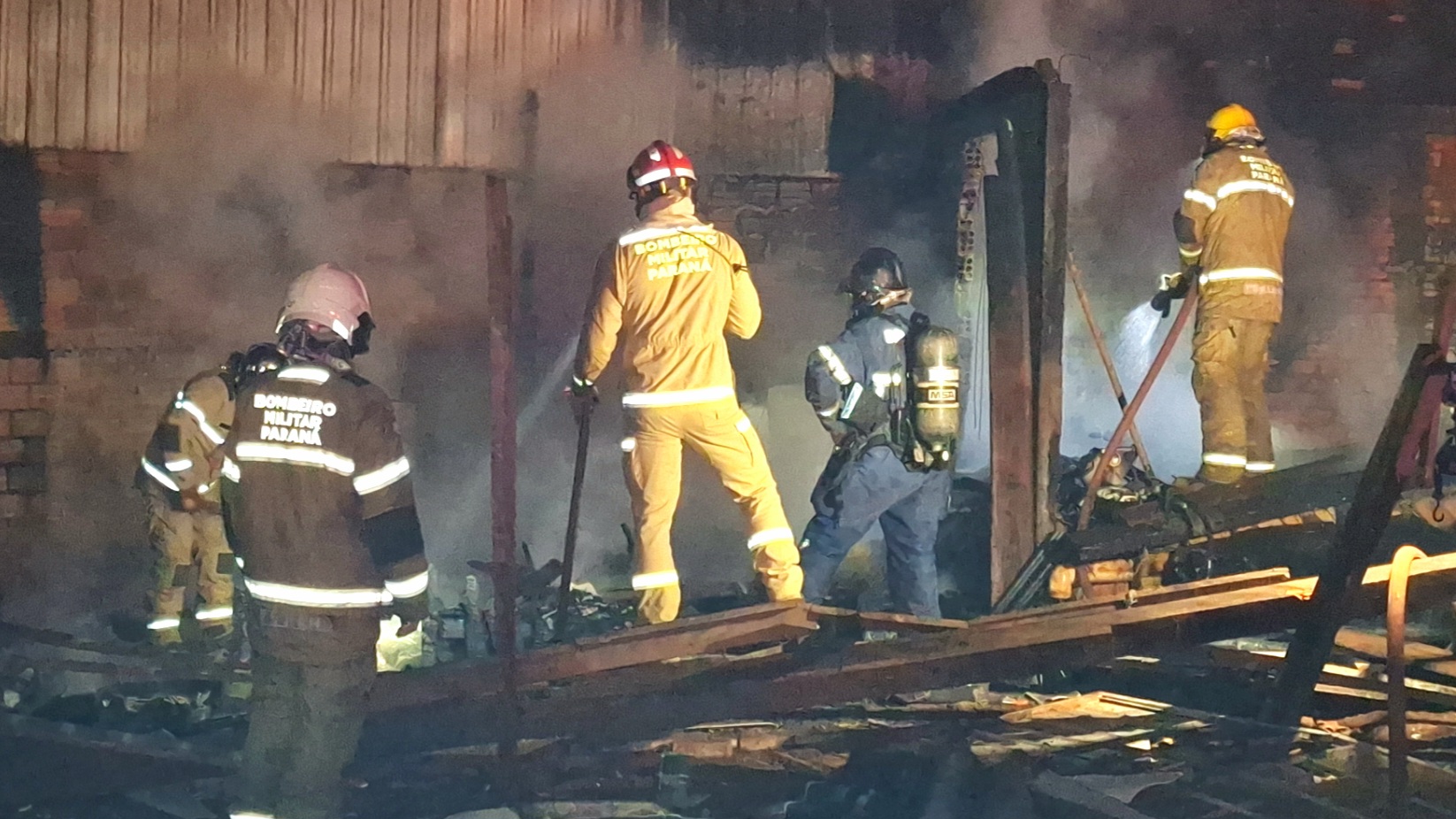 Fogo destrói estrutura e mobiliza Bombeiros durante a madrugada em Cascavel