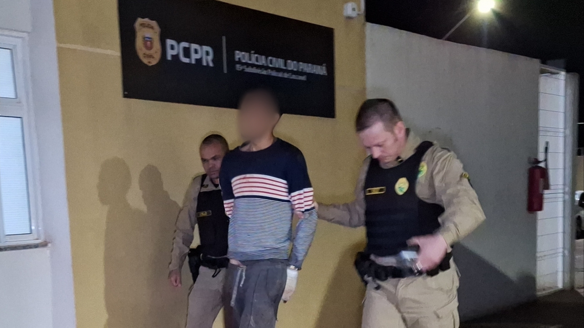 Homem é flagrado dentro de residência após invadir duas casas durante a madrugada