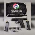 Imagem relativa a Homem é preso com pistola de uso restrito e 31 munições no Centro de São Lourenço do Oeste