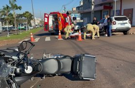 Acidente entre carro e moto em Cascavel deixa homem ferido na Avenida Brasil