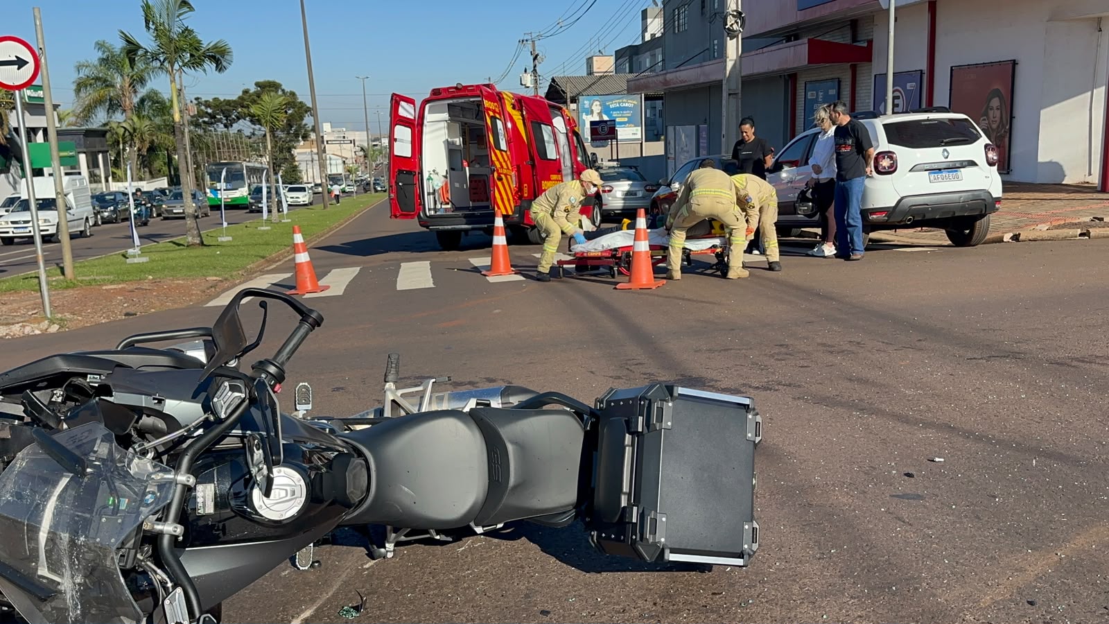 Acidente entre carro e moto em Cascavel deixa homem ferido na Avenida Brasil