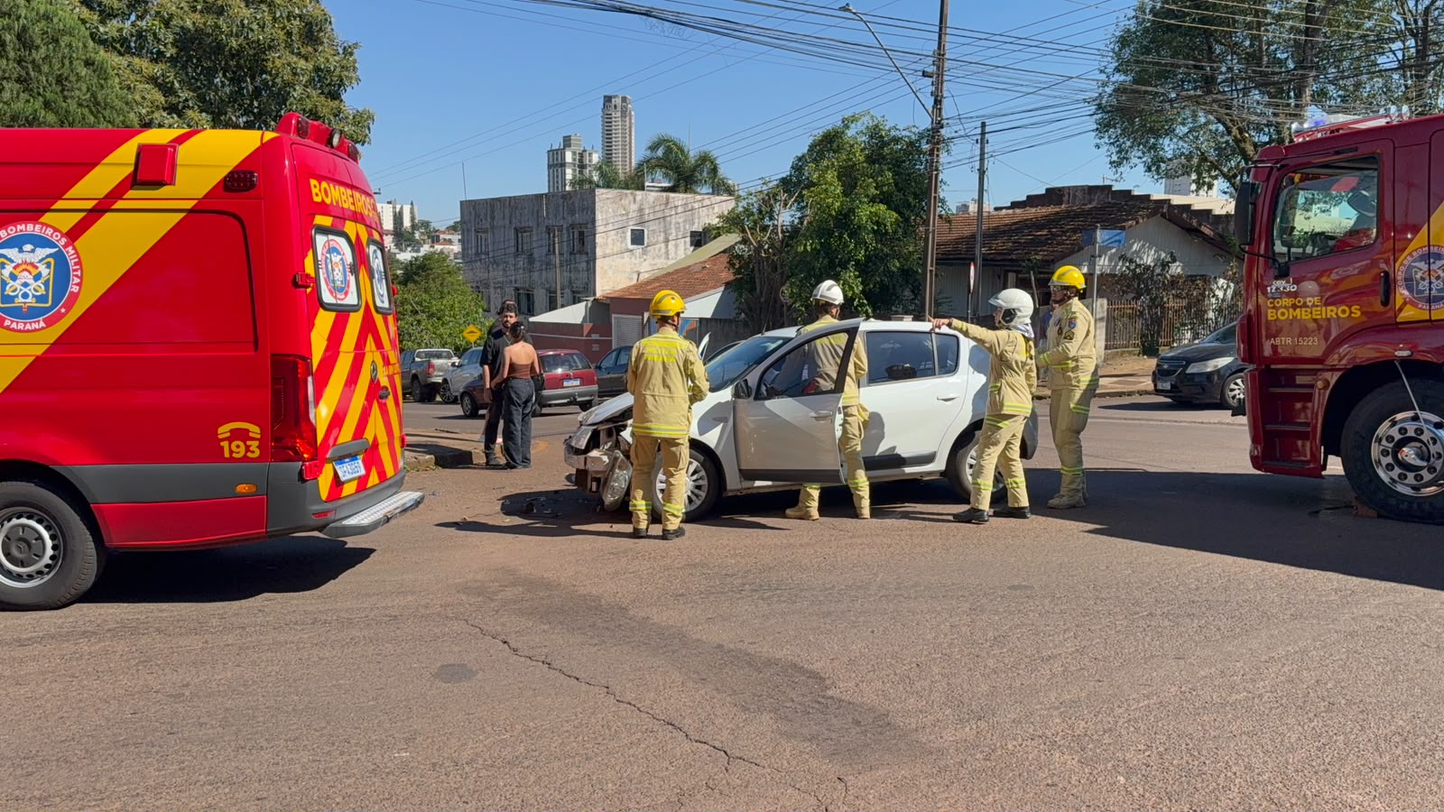 Acidente entre Amarok e Sandero deixa pessoa ferida na Rua Cuiabá