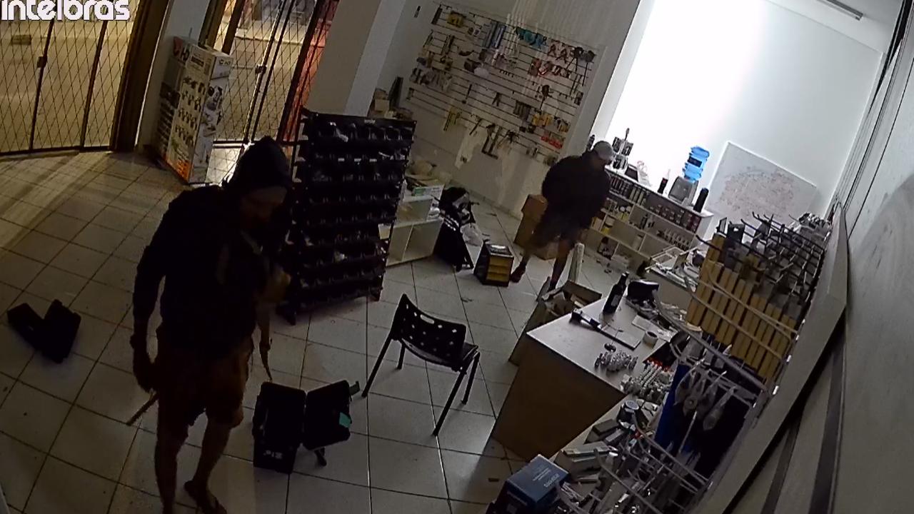 Câmera de segurança registra furto em loja de ferragens no Coqueiral