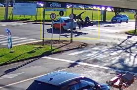 Acidente em Cascavel é registrado por novo ângulo e mostra colisão entre Gol e moto BMW