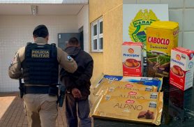 Monitorado por tornozeleira, é flagrado furtado supermercado no Cascavel Velho
