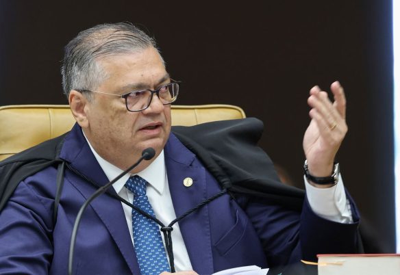 Dino manda PF investigar relação de Vorcaro com cemitérios em SP