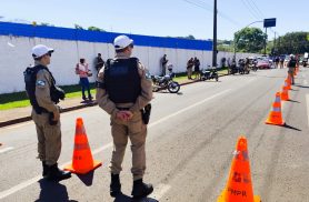 Operação de trânsito aborda motociclistas e apreende Peugeot no Jardim Alvorada