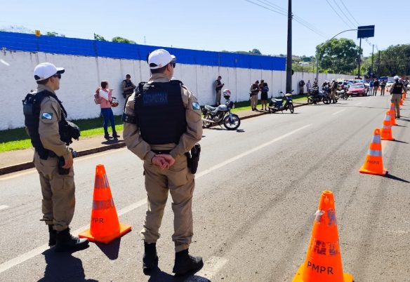 Operação de trânsito aborda motociclistas e apreende Peugeot no Jardim Alvorada
