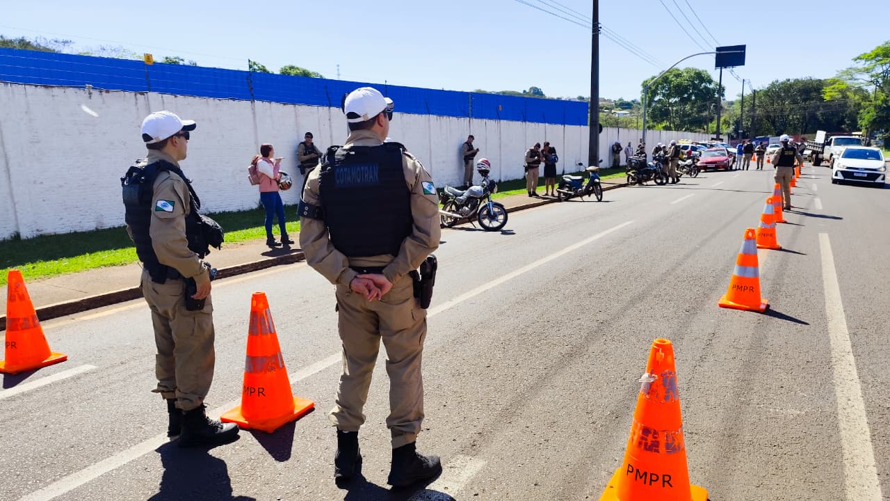 Operação de trânsito aborda motociclistas e apreende Peugeot no Jardim Alvorada