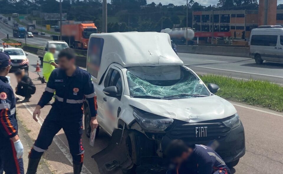 Ciclista morre após colisão com carro na marginal da BR-376 em São José dos Pinhais Imagem referente a Ciclista morre após colisão com carro na marginal da BR-376 em São José dos Pinhais