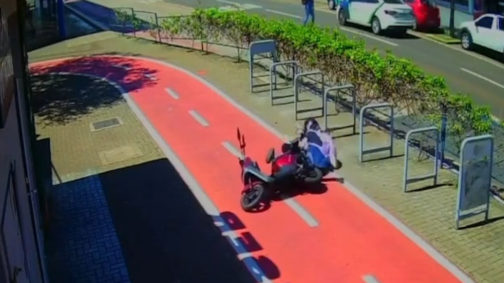 Acidente com moto elétrica em Cascavel: veículo acelera e atinge jovem após queda