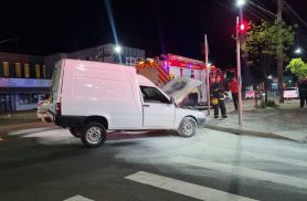 Fiorino pega fogo na Av. Carlos Gomes e bombeiros são acionados