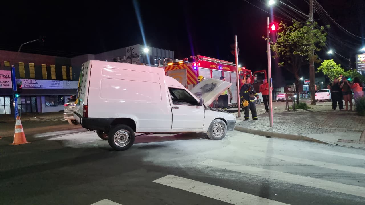 Fiorino pega fogo na Av. Carlos Gomes e bombeiros são acionados