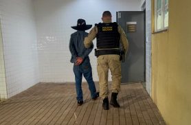 "Cowboy do asfalto": homem de chapéu de aba larga é preso após dar cavalo de pau e bater carro