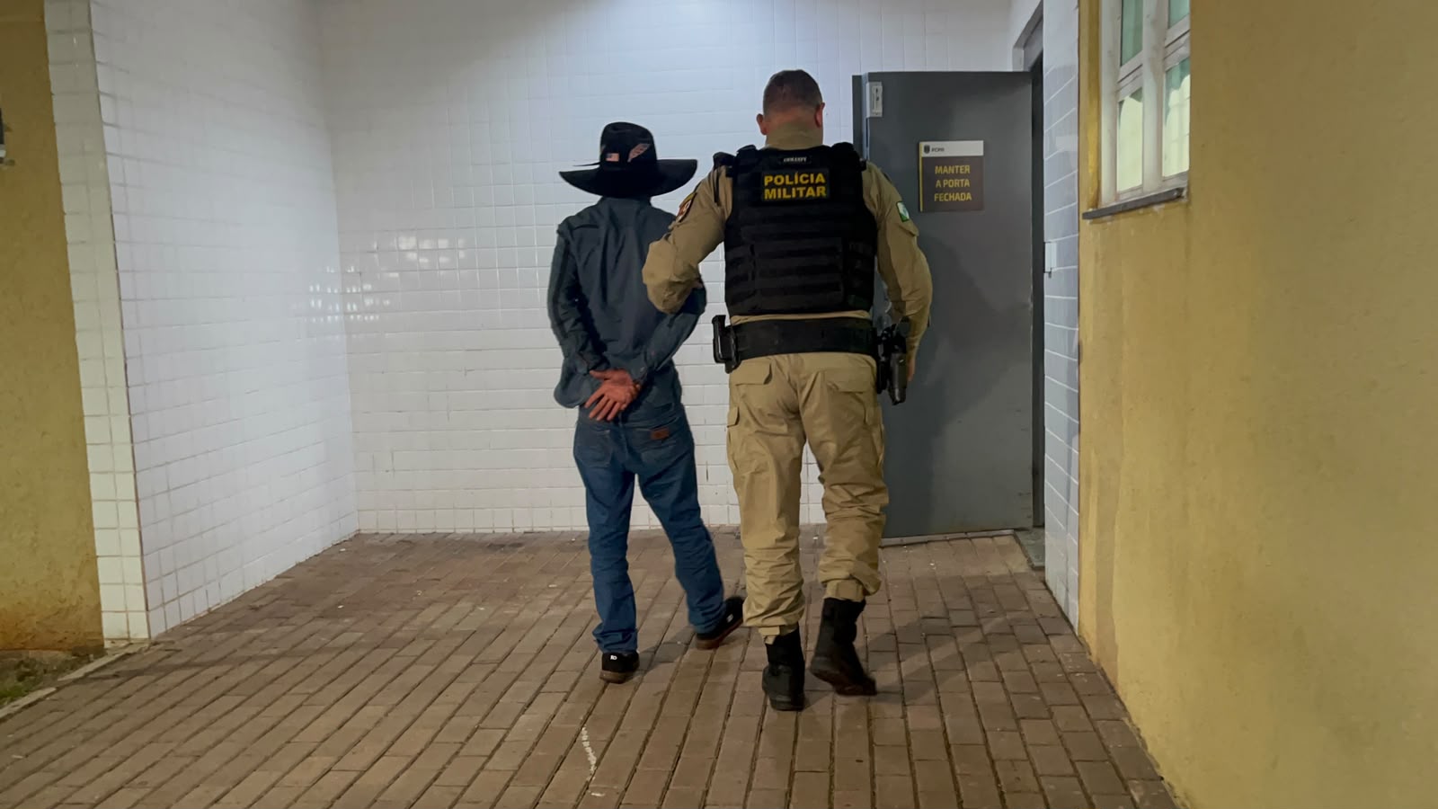 “Cowboy do asfalto”: homem de chapéu de aba larga é preso após dar cavalo de pau e bater carro