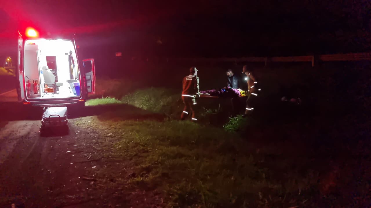 Mulher fica ferida após queda de moto na PRC-467 em Cascavel