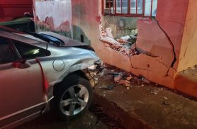 Acidente em Cascavel deixa dois feridos na Avenida Tito Muffato após Civic invadir uma residência
