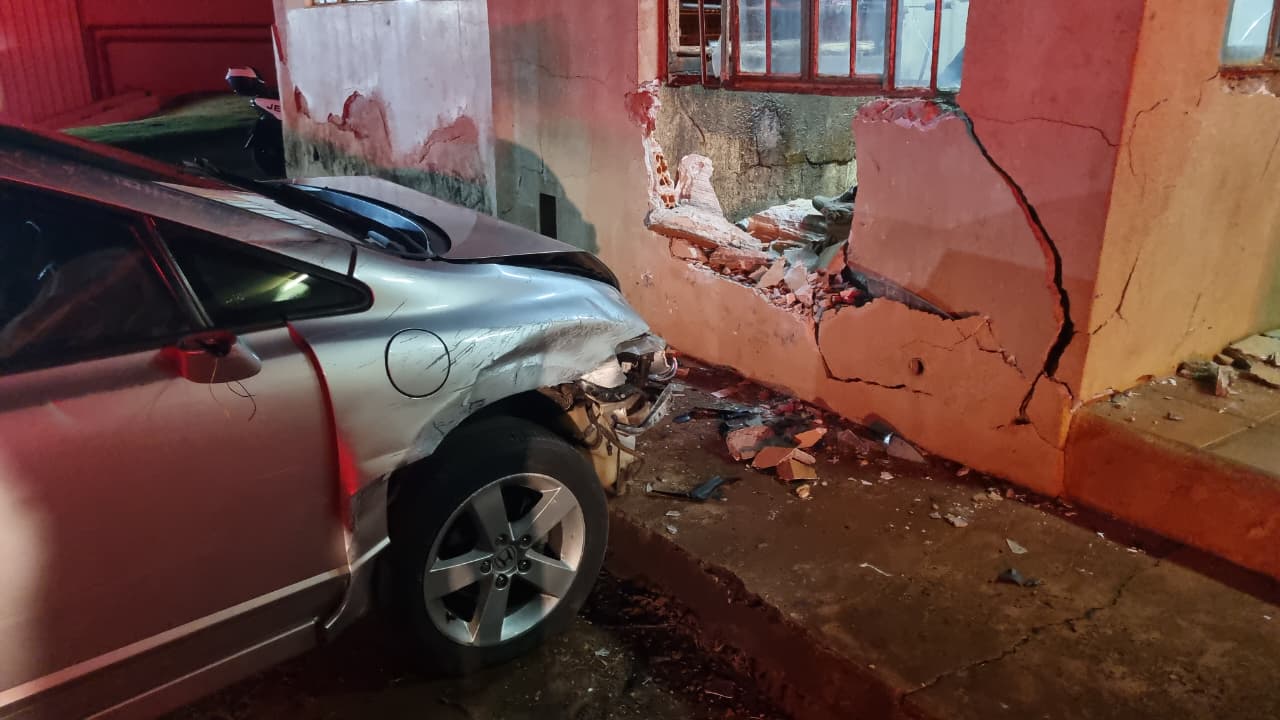 Acidente em Cascavel deixa dois feridos na Avenida Tito Muffato após Civic invadir uma residência
