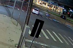 Câmera registra acidente entre Peugeot e scooter elétrica na Avenida Brasil; condutor do carro foge do local