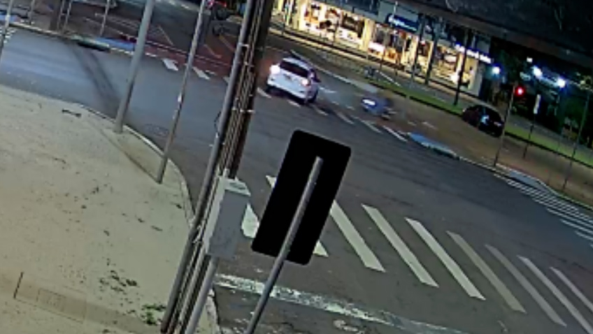 Câmera registra acidente entre Peugeot e scooter elétrica na Avenida Brasil; condutor do carro foge do local
