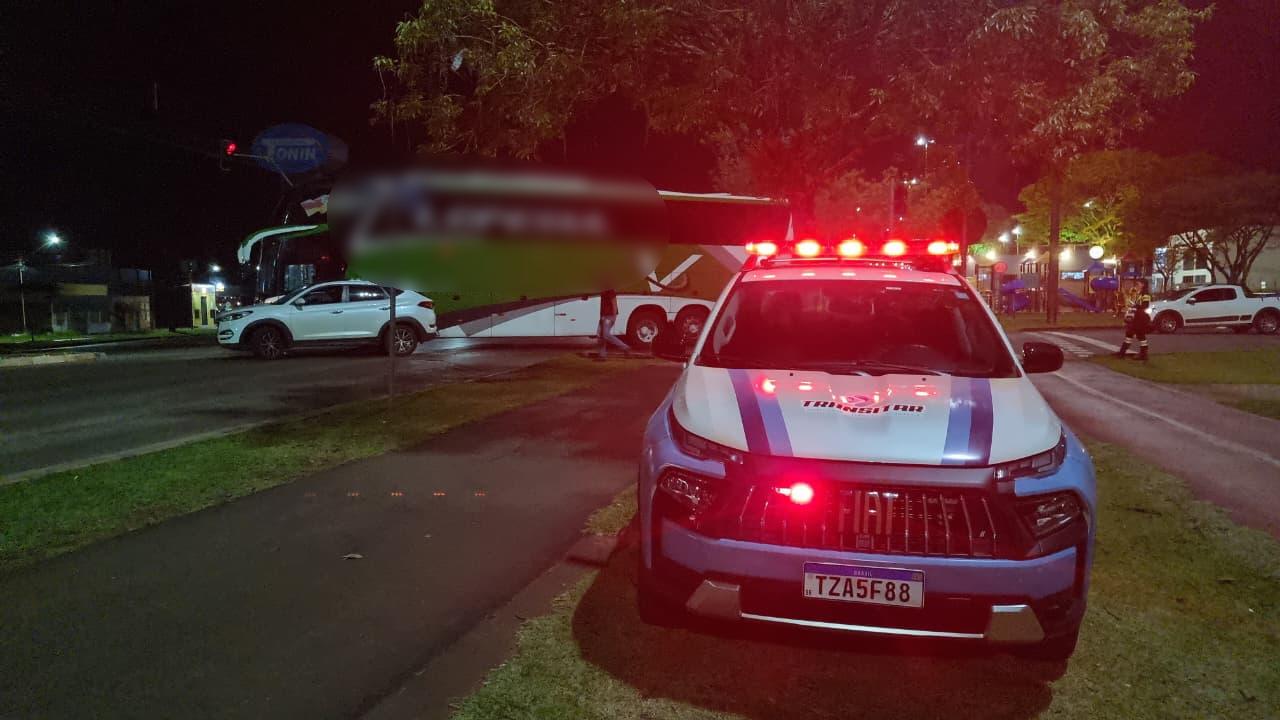 Colisão entre ônibus e Tucson no centro de Cascavel mobiliza Transitar na Avenida Tancredo Neves
